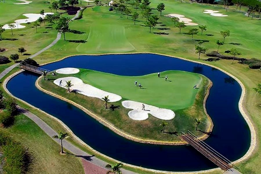 Fairway e green do Damha Golf Club ao amanhecer